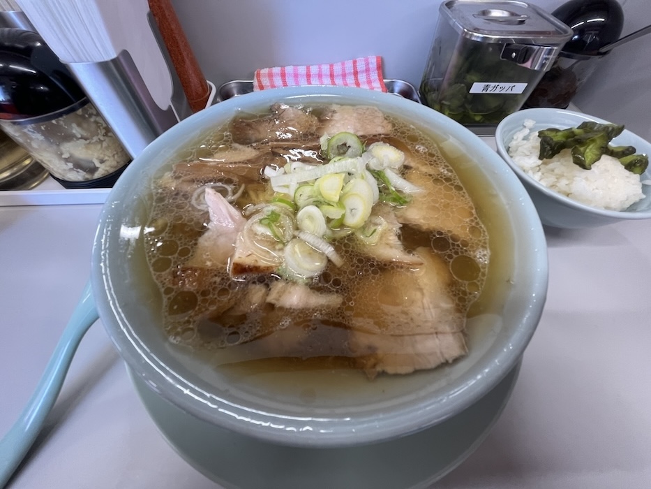 邦ちゃんラーメンの輝くスープと溢れんばかりのチャーシュー